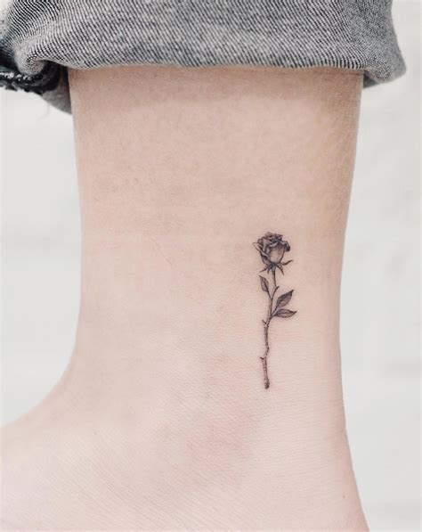 flores minimalistas tatuaje|flower tattoos minimalist.